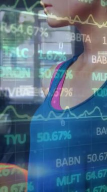 Dikey video: Kadın spor salonunda başını çeviriyor, izleyicileri gövde boyunca hareket eden finans grafikleriyle kendine çekiyor. Kadın, fitness, stüdyo, atletik, veri, grafikler, dikey video