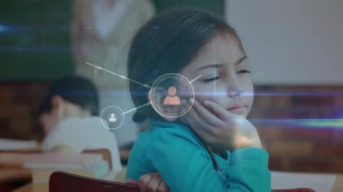 Profil simgelerinin oluşturulduğu bir şebeke, okulda oturan düşünceli beyaz kız üzerine kuruludur. Okul ve eğitim teknolojisi kavramı