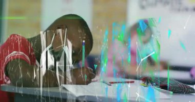 Soyut şablon animasyonu, nükleotidler, maske takan ve kitapta çizim yapan çok ırklı öğrenciler. Dijital bileşik, çoklu pozlama, çocukluk, salgın, okul, birliktelik ve eğitim.