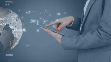 Tablet kullanan Kafkas işadamının üzerinde veri işleme sistemi olan bir dünya animasyonu. Küresel iş, bilgisayar ve dijital arayüz kavramı dijital olarak oluşturulmuş video.