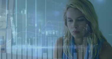 Kafası binalara dayalı, stres altındaki beyaz kadın üzerinde birden fazla grafik animasyonu. Dijital bileşik, çoklu pozlama, rapor, iş yeri, ofis, mimari, baş ağrısı ve şehir.