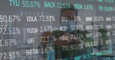 Ofiste el dezenfektanı kullanan adamın borsa veri işleme animasyonu. Küresel ekonomi ve iş teknolojisi kavramı