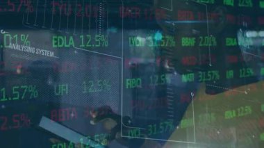 Kadın otobüste seyahat ederken cep telefonunu kullanıyor. Ekranındaki mali verilere bakıyor. Veri arka planda işleniyor.