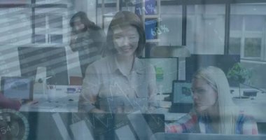 Ofisteki çeşitli iş adamları üzerinde finansal veri işleme animasyonu. Küresel finans, iş, bağlantılar, hesaplama ve veri işleme kavramı dijital olarak oluşturulmuş video.