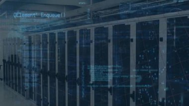 Arka plandaki sunucu odasında bilgisayar dili animasyonu. Dijital bileşik, çoklu pozlama, iletişim, kodlama, teknoloji, veri merkezi, ağ sunucu kavramı.