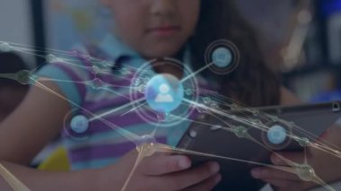 Tablet kullanan bir kızın üzerindeki bağlantı ağının animasyonu. Dijital olarak oluşturulmuş küresel bağlantılar, bilgisayar ve dijital arayüz kavramı.