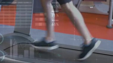 Mali veri işleme animasyonu teslimatçının arabayı depoya yüklediğini gösteriyor. Spor fitness ve veri işleme konsepti dijital olarak oluşturulmuş video.