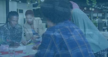 Ofiste toplanan çeşitli iş adamlarının veri işleme animasyonları. Küresel iş, finans ve dijital arayüz kavramı dijital olarak oluşturulmuş video.