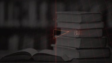 Matematiksel denklemlerin kitap yığınları üzerinde canlandırılması. Küresel iş, finans ve veri işleme kavramı dijital olarak oluşturulmuş video.