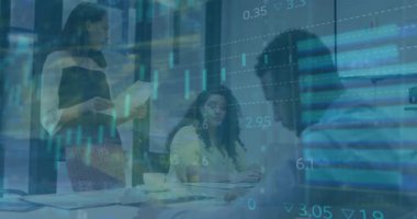 Ofisteki çeşitli iş adamları üzerinde finansal veri işleme animasyonu. Küresel finans, iş, bağlantılar, hesaplama ve veri işleme kavramı dijital olarak oluşturulmuş video.