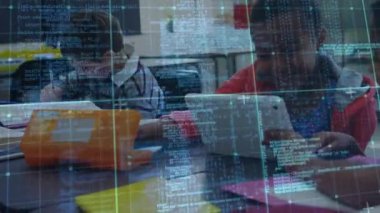 Tablet kullanan bir grup öğrenci üzerinde veri işleme animasyonu. Okula ve eğitim konseptine dönüş.