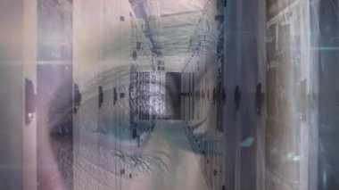 Beyaz çalışan, yeşil teknoloji kavramında veri işleme sunucusundaki Kafkas işçisi üzerinde veri işleme. Küresel iş bağlantıları ve veri işleme kavramı dijital olarak oluşturulmuş video.