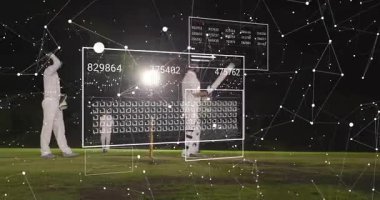 Vurucu sahaya doğru yürüyor, takım izlerken kriket antrenmanı için vuruşlar yapıyor, veri panelleri hareket ediyor. Gece, çimen, tarla, projektör, sporcular, yarasa, üst üste