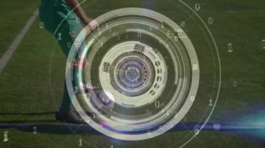 Çeşitli erkek futbol oyuncuları üzerinde ikili kodların animasyonu. global spor, teknoloji, veri işleme ve dijital arayüz kavramı dijital olarak oluşturulmuş video.