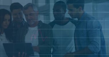 Muhtelif meslektaşların ofiste iş görüşmesi üzerine finansal veri işleme animasyonu. Küresel iş, finans, bilgisayar, iletişim ve dijital arayüz kavramı dijital olarak oluşturulmuş video.