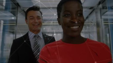 Ofiste yürüyen çeşitli iş adamları ve iş kadınlarıyla ilgili bağlantı ağının animasyonu. Küresel ağ ve iş teknolojisi kavramı