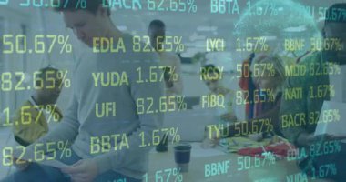 Toplantıda dizüstü bilgisayar ve zincir kullanan insanlar üzerinde çovid metin animasyonu. Moda ve giyim sektörü ve perakende konsepti dijital olarak oluşturulmuş video.