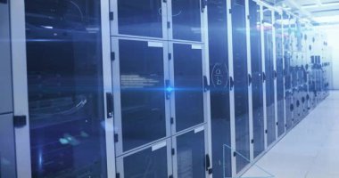 Bilgisayar sunucu odasına karşı veri işleme ve matematiksel denklemlerin animasyonu. İş veri depolama teknolojisi kavramı