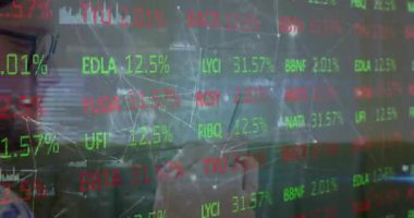 Beyaz adamın akıllı telefon kullanarak veri işleme animasyonu. Küresel iş ve dijital arayüz kavramı dijital olarak oluşturulmuş video.