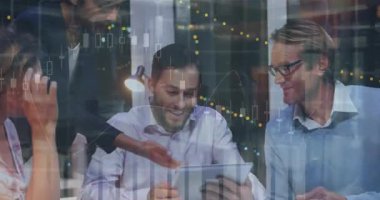 Çeşitli iş adamlarının konuşmaları üzerine veri işleme animasyonu. küresel iş ve dijital arayüz kavramı dijital olarak oluşturulmuş video.