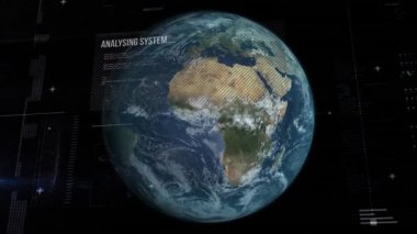 Veri işleme animasyonunun siyah arka planda dünya üzerinde gerçekleşmesi. küresel iş, veri işleme ve dijital arayüz kavramı dijital olarak oluşturulmuş video.
