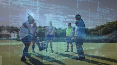 Çeşitli bayan futbolcular üzerinde veri işleme animasyonu. Küresel spor ve dijital arayüz kavramı dijital olarak oluşturulmuş video.