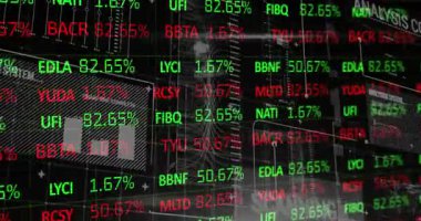 Siyah arkaplana karşı bilgi arayüzü üzerinden işlem panosunun animasyonu. Dijital olarak üretilen hologram, borsa, yatırım, rapor, finans, veritabanı, kodlama, makine öğrenme kavramı.