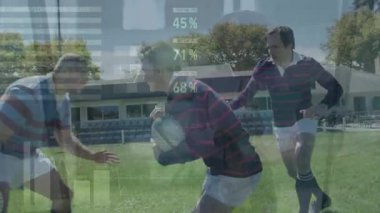 Çeşitli ragbi oyuncuları ve iş kadınları üzerinde finansal veri işleme animasyonu. Küresel spor, sağlık ve dijital arayüz kavramı dijital olarak oluşturulmuş video.