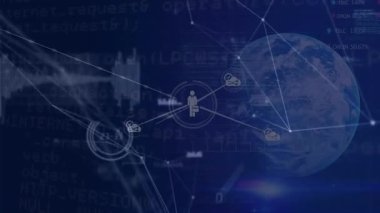 Satır, dünya, ticaret tahtası ve programlama kodlarıyla bağlantılı bilgisayar simgelerinin animasyonu. Hologram, dijital olarak üretilmiş, çoklu pozlama, küresel ağ, veritabanı, yatırım.