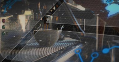 Kahve barında koyu kremayı mavi kaplamalı seramik bardağa dolduran espresso makinesi. Portafilter, damla, paslanmaz, endüstriyel, barista, buhar, dijital