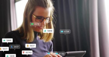 Kafanın etrafında büyüyen tabletleri tıkırdatan, gülümseyen hayranları düzelten bir kadın. Bildirimler, aygıt, kadın, etkileşim, teknoloji, stüdyo, arka ışıklandırma