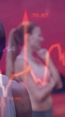 Dikey video: Bir adam kamera tepsisinden kareye giriyor, kalem ve pist uygunluğunu gösteren grafiklerle. Jimnastik, egzersiz, veri, ölçüm, biyometrik, dinamik, dikey video