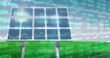 Çimen ve mavi arka planda güneş paneli üzerinden finansal veri işleme animasyonu. Küresel iş, sürdürülebilirlik ve güneş enerjisi konsepti dijital olarak oluşturulmuş video.