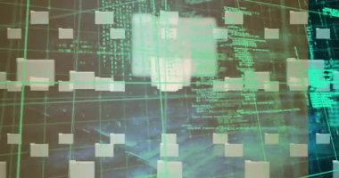 Güvenlik kilidi simgesi oluşturan mikro işlemci bağlantıları üzerinden veri işleme animasyonu. Siber güvenlik ve iş teknolojisi kavramı