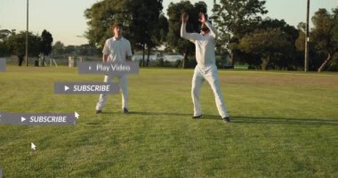 İki adam doğru adamın top fırlatıp sosyal medyayı ateşlemesinin peşinden koşuyor ve koşucu çıkıyor. Kriket, takım arkadaşları, açık hava, park, çim, hareket, hareket