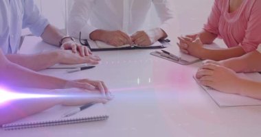 Matematiksel denklemlerin tablet kullanılarak okul kızı üzerinden canlandırılması. Küresel eğitim teknolojisi ve bağlantılar konsepti dijital olarak oluşturulmuş video.