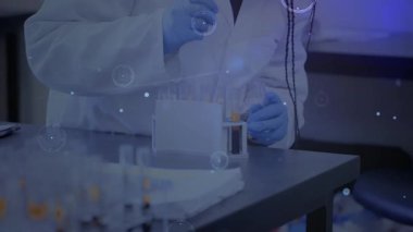 Kadın Afrikalı Amerikalı doktor üzerinden bağlantı ağının animasyonu. küresel bilim, bağlantılar, veri işleme ve dijital arayüz kavramı dijital olarak oluşturulmuş video.