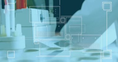 Bir bilim adamı bir laboratuarda masa üzerinde çalışıyor. Biraz araştırma yapıyor ve konsantre olmuş görünüyor. Arka planda, bazı test tüpleri ve diğer ekipmanları görebiliyoruz. Video 4k çözünürlükte ve yeşil arkaplan içeriyor.