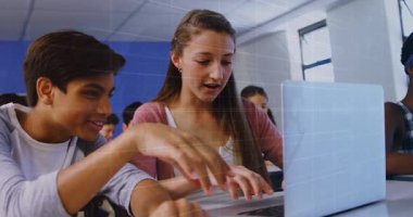 Ticaret panosu ve grafiği üzerinden sınıfta dizüstü bilgisayar kullanarak ders çalışan çok ırklı öğrencilerin animasyonu. Dijital bileşik, çoklu pozlama, yatırım, eğitim, e-öğrenme ve teknoloji kavramı.