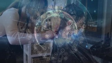 Kuaförde stilist bölümleme ve kırıkları kırpma, dijital küre kaplamasının azalmasıyla birlikte. Kozmetik, güzellik, saç bakımı, moda, profesyonel, zarif, modern