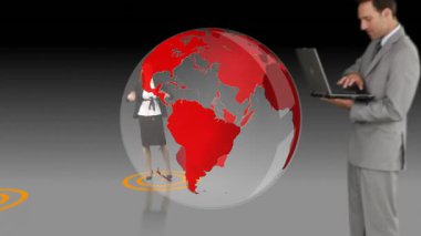 Gri arka planda dönen dünyayı iş adamları ağının üzerinde döndürme animasyonu. Küresel ağ ve iş teknolojisi kavramı