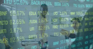 İş adamları üzerinde finansal veri işleme animasyonu. Küresel iş, finans, veri işleme ve hesaplama kavramı dijital olarak oluşturulmuş video.