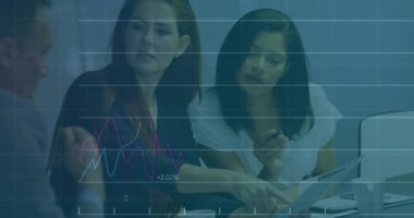 Ofisteki çeşitli iş adamları üzerinde finansal veri işleme animasyonu. Küresel finans, iş, bağlantılar, hesaplama ve veri işleme kavramı dijital olarak oluşturulmuş video.