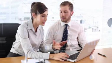 Kulaklık takan ofis çalışanlarının veri işleme animasyonu. İş ağı bağlantıları teknolojisi ve dijital arayüz konsepti dijital olarak oluşturulmuş video.