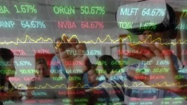 Laptop ve vr kulaklık kullanılarak çeşitli öğrencilerin veri işleme animasyonları. Küresel eğitim ve dijital arayüz kavramı dijital olarak oluşturulmuş video.