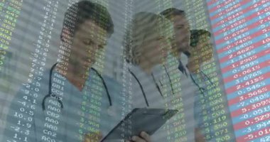 Tıbbi ekip sağlık verilerini incelerken merkez doktoru tableti karşılaştırıyor. Tıbbi ekip, sağlık, veri analizi, dijital yenilik, klinik, profesyonel, takım çalışması