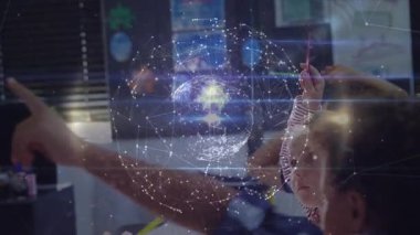 Okulda el kaldıran erkek ve kız çocukları arasındaki dünya ve bağlantıların animasyonu. okul, öğrenim ve eğitim konsepti dijital olarak oluşturulmuş video.