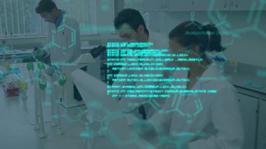 Çeşitli kadın ve erkek laboratuvar çalışanları üzerinde bilimsel verilerin animasyonu. Bilim, insan biyolojisi, teknoloji ve dijital arayüz konsepti dijital olarak oluşturulmuş video.