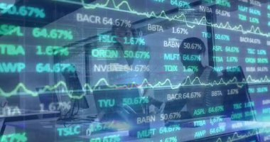 Ofiste tartışan iki farklı bayan meslektaşın borsa veri işleme animasyonu. Küresel ekonomi ve iş teknolojisi kavramı