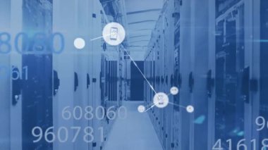 Bilgisayar sunucuları üzerinden dijital simgelerle ve sayılarla bağlantı ağının animasyonu. küresel bağlantılar, ağlar ve veri işleme konsepti dijital olarak oluşturulmuş video.